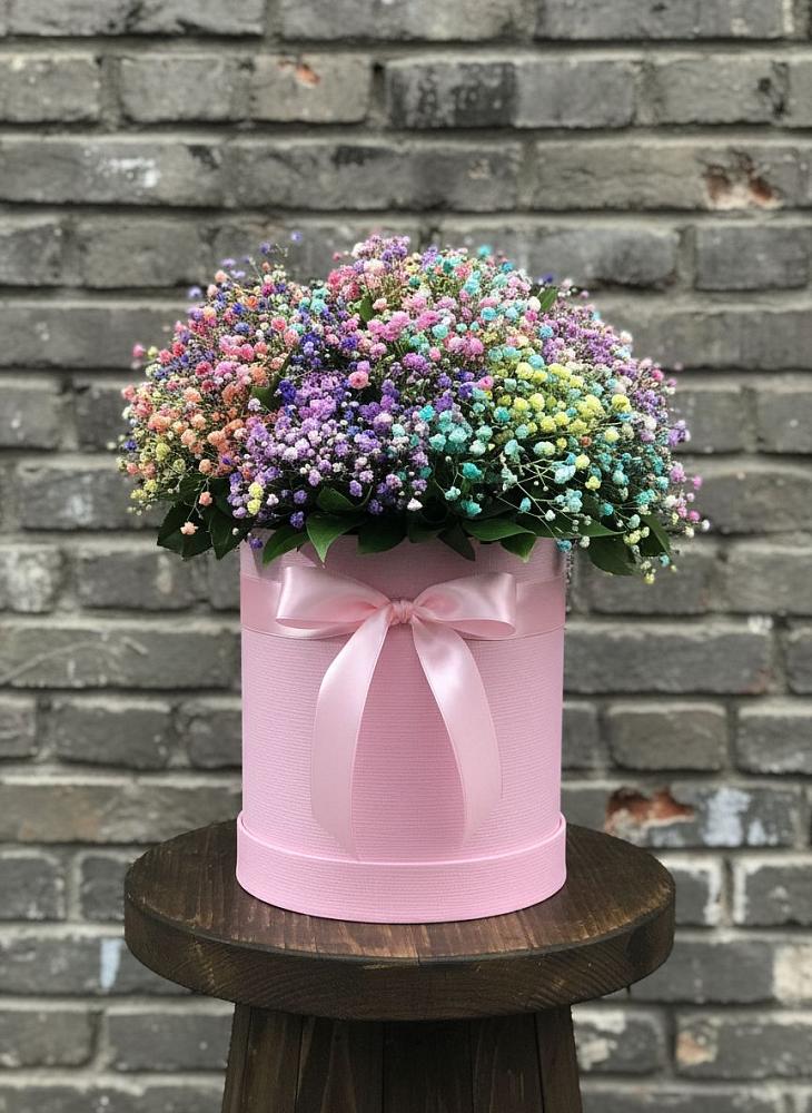 Цветочная композиция из Гипсофила и Розы в шляпной коробке в Новоромановском