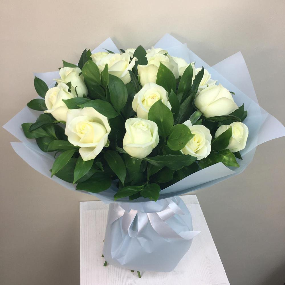 Букет 15 Белых роз Проуд в Новоромановском