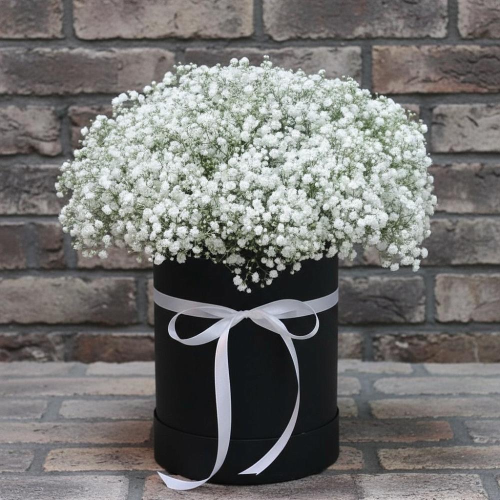 Цветочная композиция из Гипсофила в шляпной коробке в Новоромановском