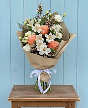 Букет цветов из:  Альстромерии, Лизиантусы, Розы и Хризантемы в Новоромановском