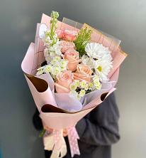 Букет цветов из:  Хризантемы и Розы в Новоромановском