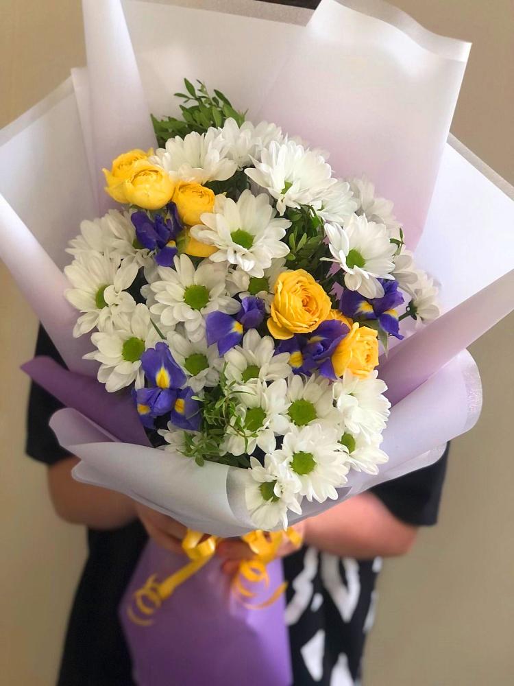 Букет цветов из: Ирисы, Хризантемы и Розы в Новоромановском