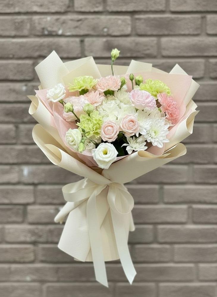 Букет цветов из: Гвоздики, Розы, Лизиантусы и Хризантемы в Новоромановском
