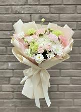 Букет цветов из:  Гвоздики, Розы, Лизиантусы и Хризантемы #REPLACE_PRED# Новоромановском