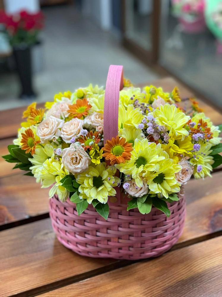 Цветочная композиция из Хризантемы и Розы в корзине в Новоромановском
