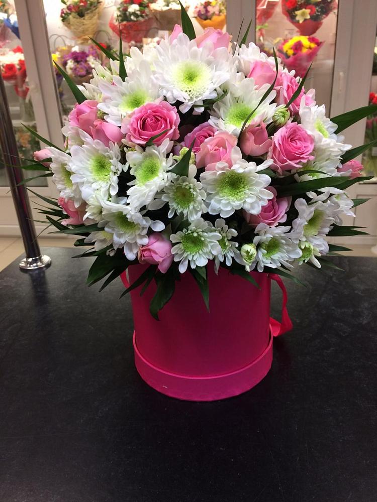 Цветочная композиция из Розы и Хризантемы в шляпной коробке в Новоромановском