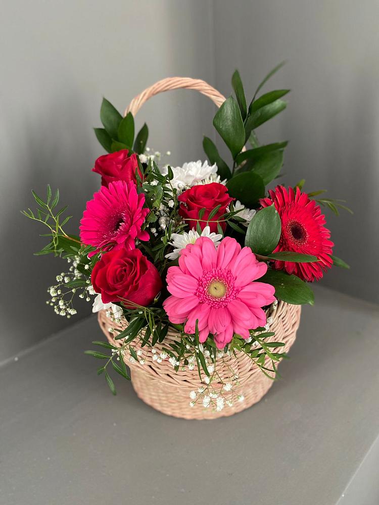 Цветочная композиция из Розы, Хризантемы и Герберы в корзине в Новоромановском