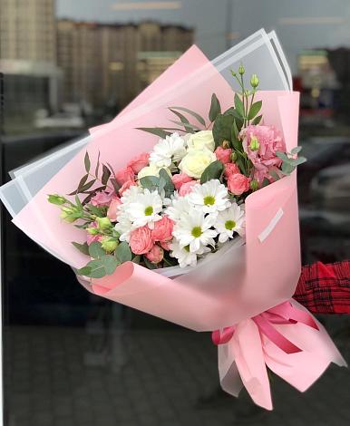 Букет цветов из: Розы, Лизиантусы и Хризантемы в Новоромановском